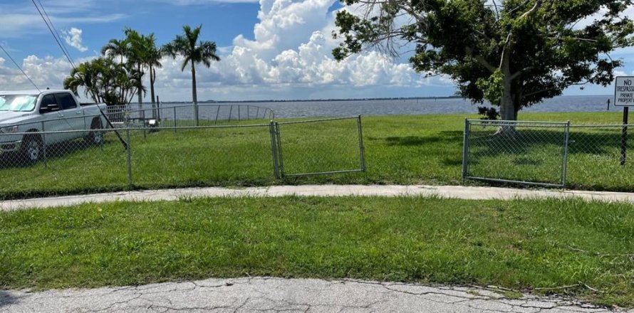 Land in Port Charlotte, Florida № 1910874