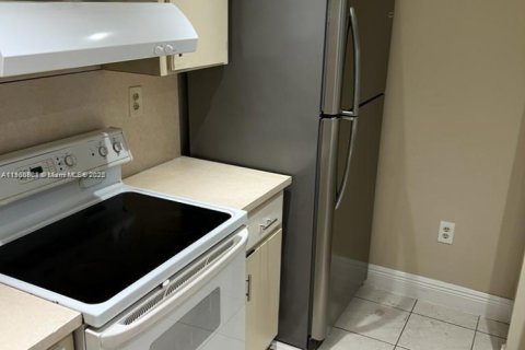 Condominio en alquiler en Hialeah, Florida, 2 dormitorios, 85.93 m2 № 1952090 - foto 4