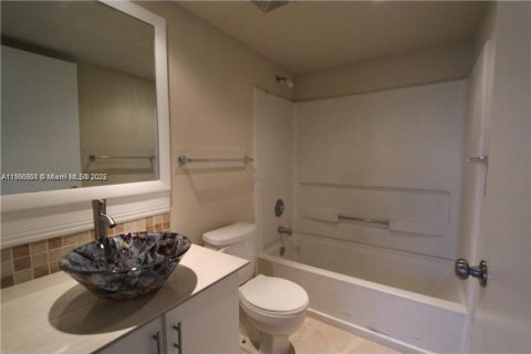 Condominio en alquiler en Hialeah, Florida, 2 dormitorios, 85.93 m2 № 1952090 - foto 3