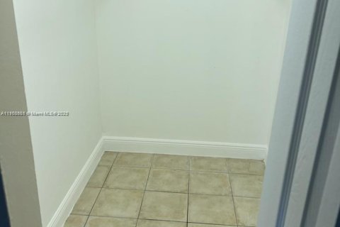 Condominio en alquiler en Hialeah, Florida, 2 dormitorios, 85.93 m2 № 1952090 - foto 11