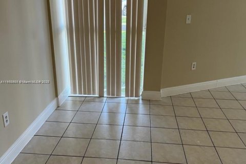 Condominio en alquiler en Hialeah, Florida, 2 dormitorios, 85.93 m2 № 1952090 - foto 8