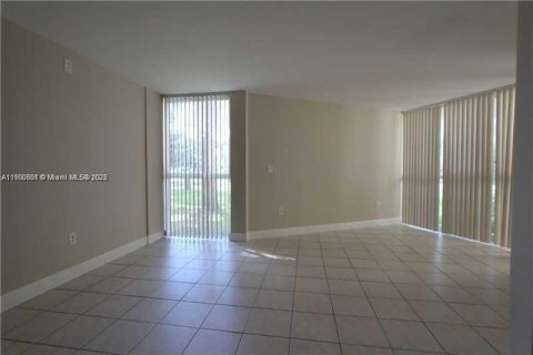 Condominio en alquiler en Hialeah, Florida, 2 dormitorios, 85.93 m2 № 1952090 - foto 1