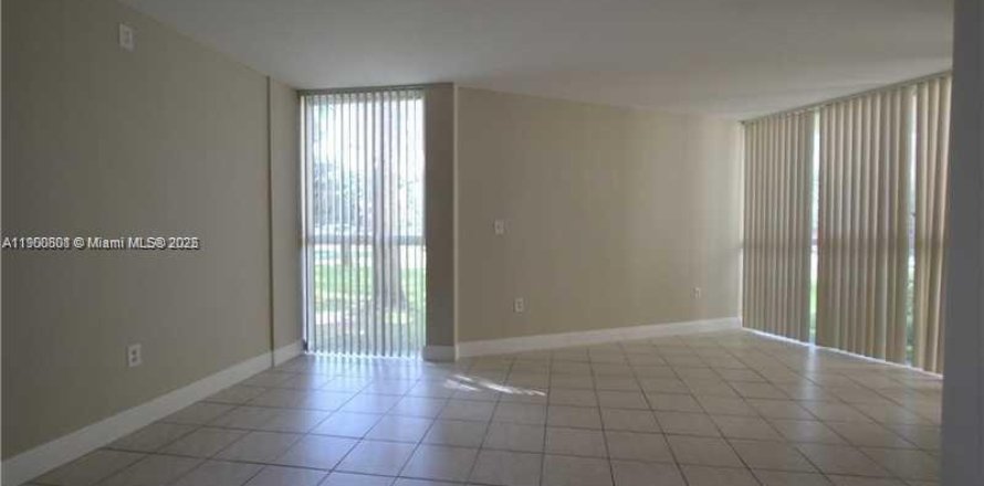 Condominio en Hialeah, Florida, 2 dormitorios  № 1952090