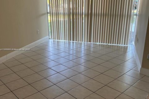 Condominio en alquiler en Hialeah, Florida, 2 dormitorios, 85.93 m2 № 1952090 - foto 7
