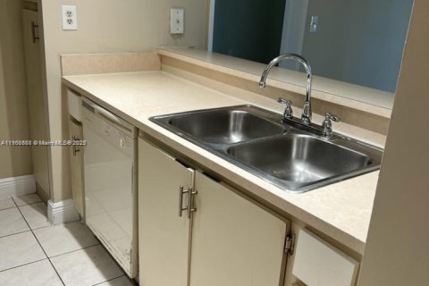 Condominio en alquiler en Hialeah, Florida, 2 dormitorios, 85.93 m2 № 1952090 - foto 5
