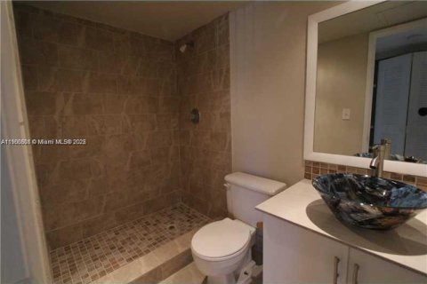 Condominio en alquiler en Hialeah, Florida, 2 dormitorios, 85.93 m2 № 1952090 - foto 2