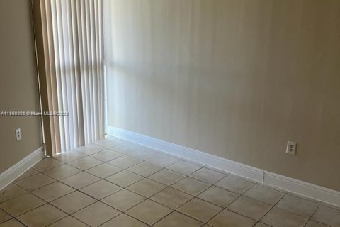 Condominio en alquiler en Hialeah, Florida, 2 dormitorios, 85.93 m2 № 1952090 - foto 9