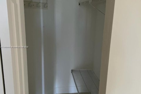 Condominio en alquiler en Hialeah, Florida, 2 dormitorios, 85.93 m2 № 1952090 - foto 10
