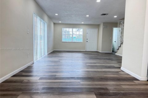 Adosado en alquiler en Miami, Florida, 3 dormitorios, 311.32 m2 № 2153232 - foto 2