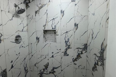 Adosado en alquiler en Miami, Florida, 3 dormitorios, 311.32 m2 № 2153232 - foto 12