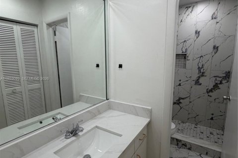 Adosado en alquiler en Miami, Florida, 3 dormitorios, 311.32 m2 № 2153232 - foto 7