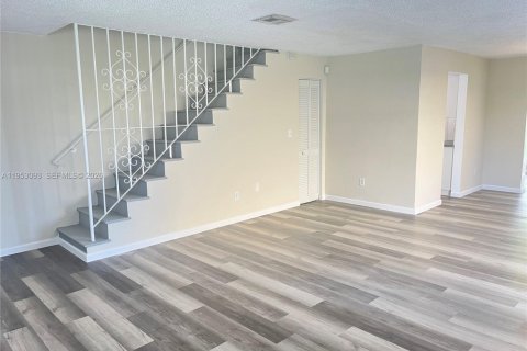 Adosado en alquiler en Miami, Florida, 3 dormitorios, 311.32 m2 № 2153232 - foto 3