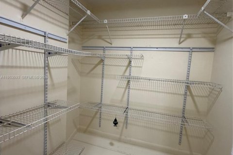 Adosado en alquiler en Miami, Florida, 3 dormitorios, 311.32 m2 № 2153232 - foto 10