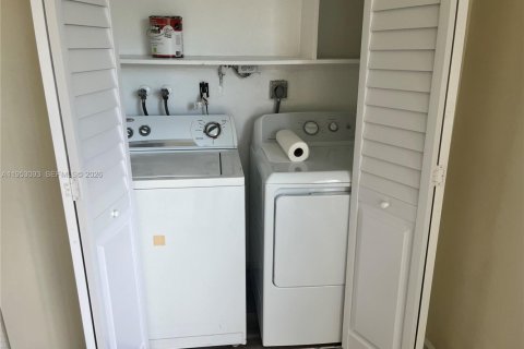 Adosado en alquiler en Miami, Florida, 3 dormitorios, 311.32 m2 № 2153232 - foto 15