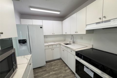 Adosado en alquiler en Miami, Florida, 3 dormitorios, 311.32 m2 № 2153232 - foto 4