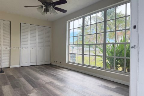 Adosado en alquiler en Miami, Florida, 3 dormitorios, 311.32 m2 № 2153232 - foto 6