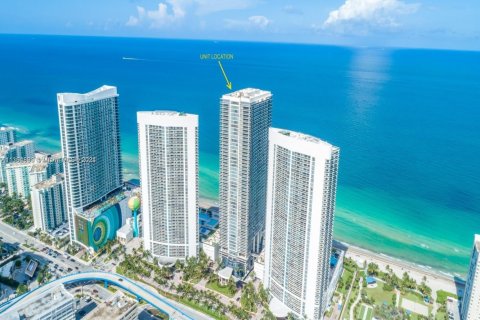 Condo in Hallandale Beach, Florida, 3 bedrooms  № 1937852 - photo 2