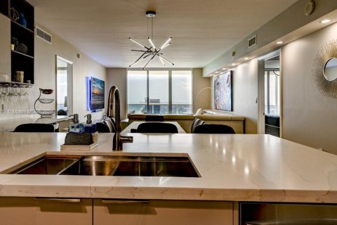 Condo in Hallandale Beach, Florida, 3 bedrooms  № 1937852 - photo 12