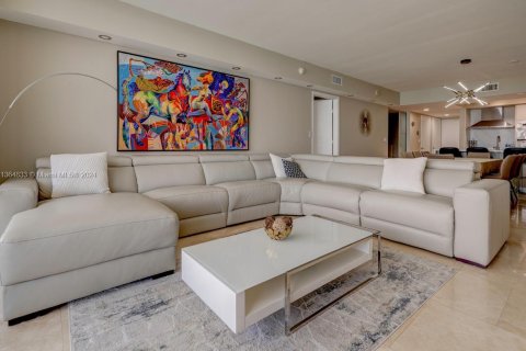 Condo in Hallandale Beach, Florida, 3 bedrooms  № 1937852 - photo 11