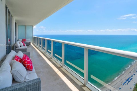 Condominio en alquiler en Hallandale Beach, Florida, 3 dormitorios, 161 m2 № 1937852 - foto 16