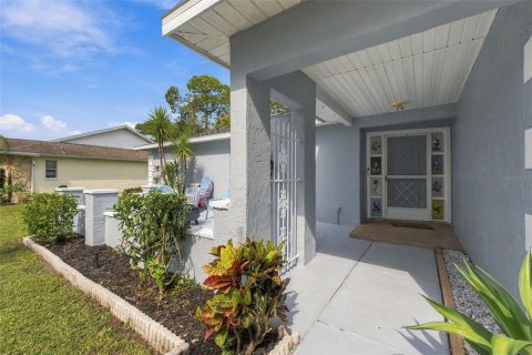 House in New Port Richey, Florida 3 bedrooms, 143.16 sq.m. № 2393443 - photo 3