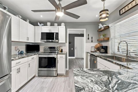 House in New Port Richey, Florida 3 bedrooms, 143.16 sq.m. № 2393443 - photo 11