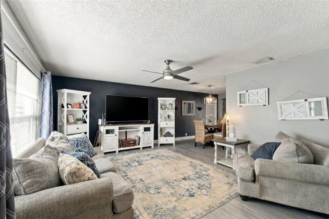 House in New Port Richey, Florida 3 bedrooms, 143.16 sq.m. № 2393443 - photo 5