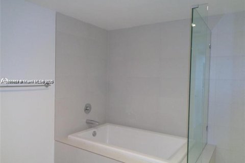 Condo in Hallandale Beach, Florida, 3 bedrooms  № 1961917 - photo 8