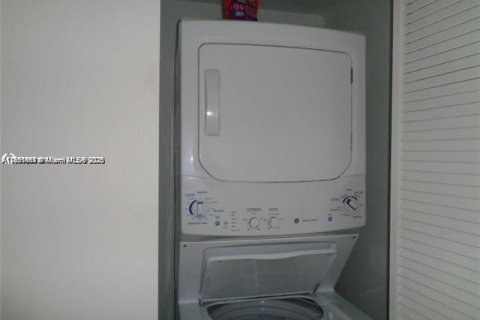 Condo in Hallandale Beach, Florida, 3 bedrooms  № 1961917 - photo 16