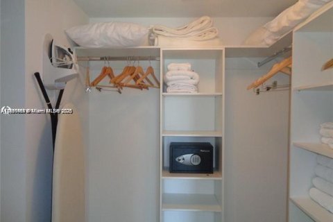 Condo in Hallandale Beach, Florida, 3 bedrooms  № 1961917 - photo 9