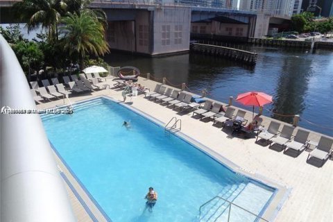 Condo in Hallandale Beach, Florida, 3 bedrooms  № 1961917 - photo 19