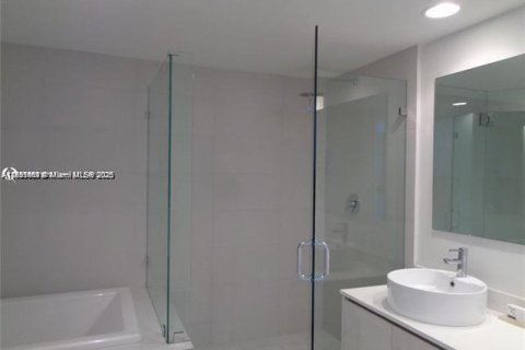 Condo in Hallandale Beach, Florida, 3 bedrooms  № 1961917 - photo 10