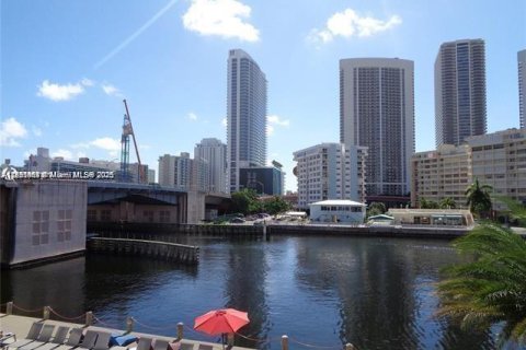 Condo in Hallandale Beach, Florida, 3 bedrooms  № 1961917 - photo 1