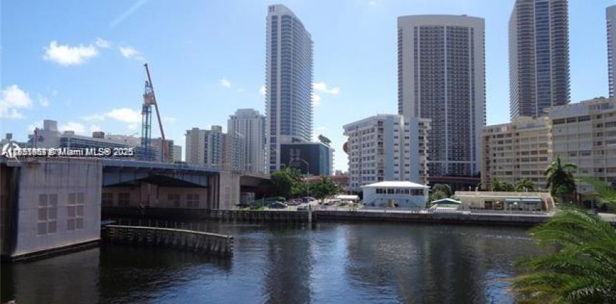 Condo in Hallandale Beach, Florida, 3 bedrooms  № 1961917