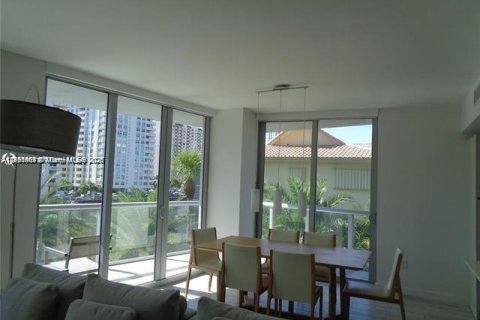 Condo in Hallandale Beach, Florida, 3 bedrooms  № 1961917 - photo 2