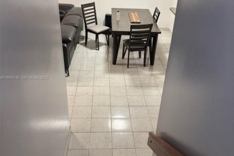 Adosado en alquiler en Hialeah, Florida, 4 dormitorios, 159.79 m2 № 1992230 - foto 19