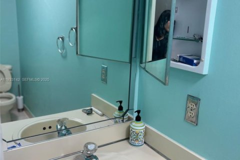 Adosado en alquiler en Hialeah, Florida, 4 dormitorios, 159.79 m2 № 1992230 - foto 30