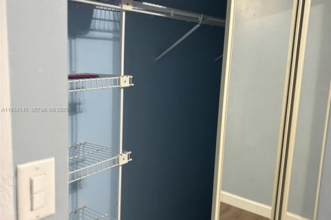 Adosado en alquiler en Hialeah, Florida, 4 dormitorios, 159.79 m2 № 1992230 - foto 8