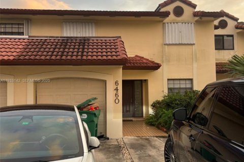 Adosado en alquiler en Hialeah, Florida, 4 dormitorios, 159.79 m2 № 1992230 - foto 1