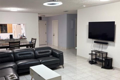 Adosado en alquiler en Hialeah, Florida, 4 dormitorios, 159.79 m2 № 1992230 - foto 27