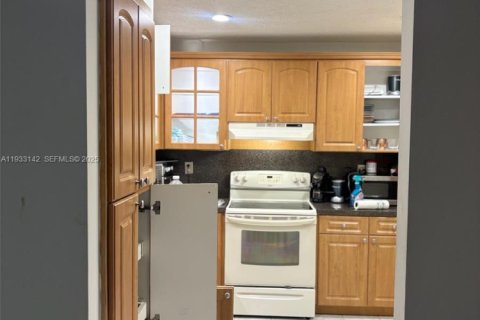 Adosado en alquiler en Hialeah, Florida, 4 dormitorios, 159.79 m2 № 1992230 - foto 7