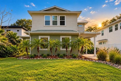 House in Orlando, Florida 4 bedrooms, 296.27 sq.m. № 2398424