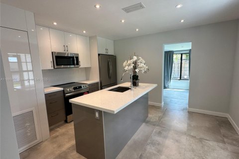 Villa ou maison à louer à Miami, Floride: 3 chambres, 120.77 m2 № 1944369 - photo 1