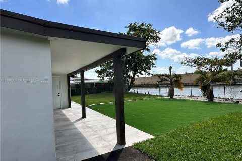 Villa ou maison à louer à Miami, Floride: 3 chambres, 120.77 m2 № 1944369 - photo 24