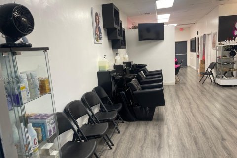 Commercial property in Hollywood, Florida № 2089289 - photo 11