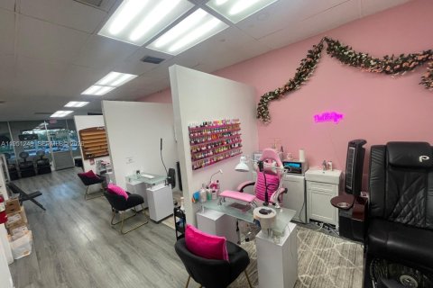 Commercial property in Hollywood, Florida № 2089289 - photo 3