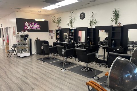 Commercial property in Hollywood, Florida № 2089289 - photo 2