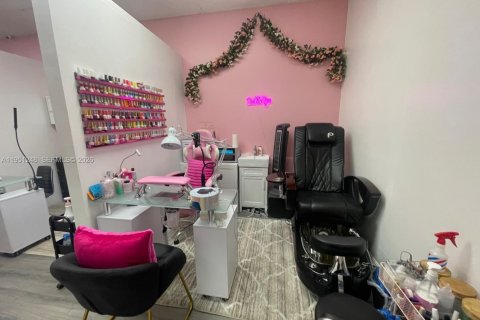 Commercial property in Hollywood, Florida № 2089289 - photo 10