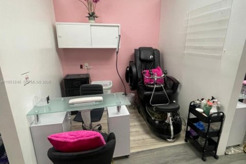 Commercial property in Hollywood, Florida № 2089289 - photo 17