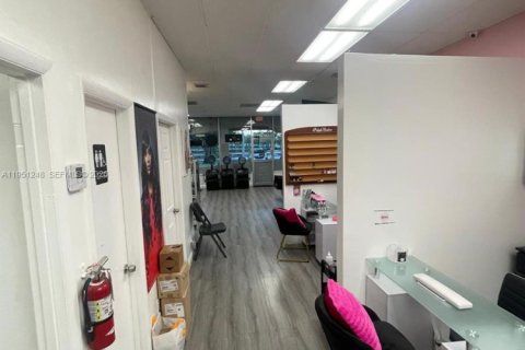 Commercial property in Hollywood, Florida № 2089289 - photo 18